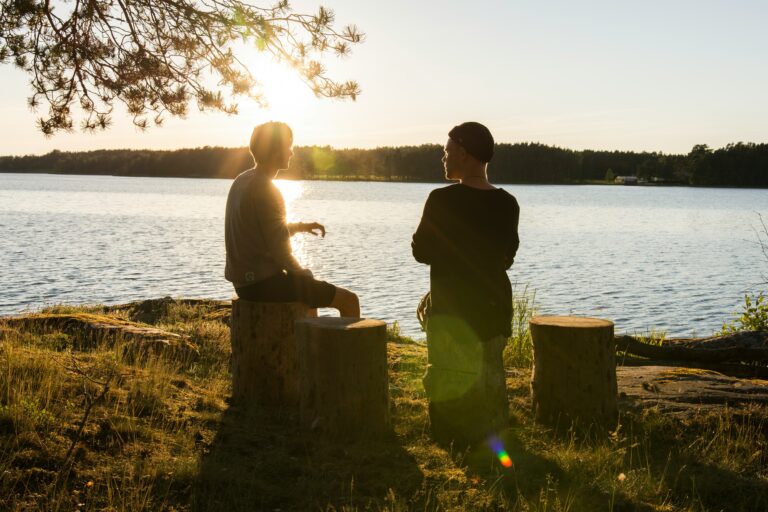 2 Guys talking